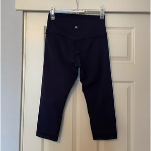 New w/o tags size 8 Lululemon cropped navy  blue HR Tights🌺